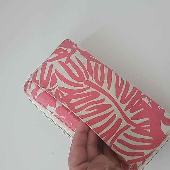 Kate Spade Women's Zipper Wallet  Pink and Cream  Size 7.5" Wide 4" length - Picture 3 of 16